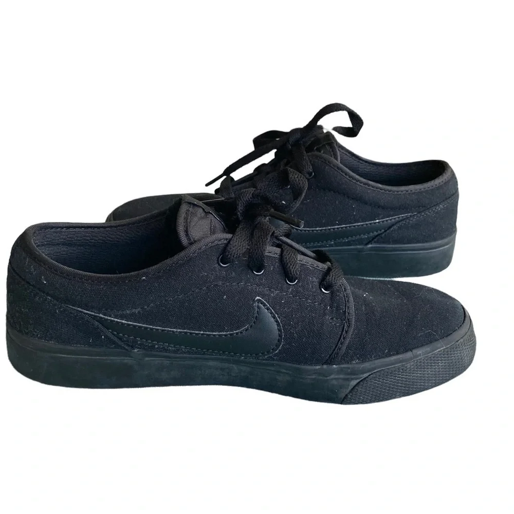 Nike W sz 8 youth 6 Toki Low Canvas black sneakers